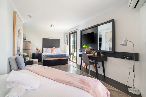 1 bedroom, Tempur-Pedic beds, individually decorated - Bankstown Motel 10 (Greenacre)