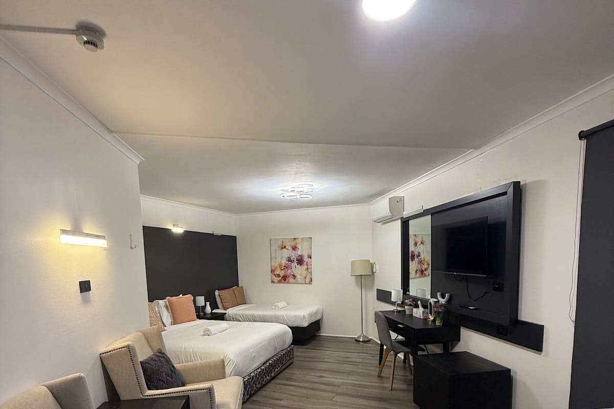 1 bedroom, Tempur-Pedic beds, desk, laptop workspace