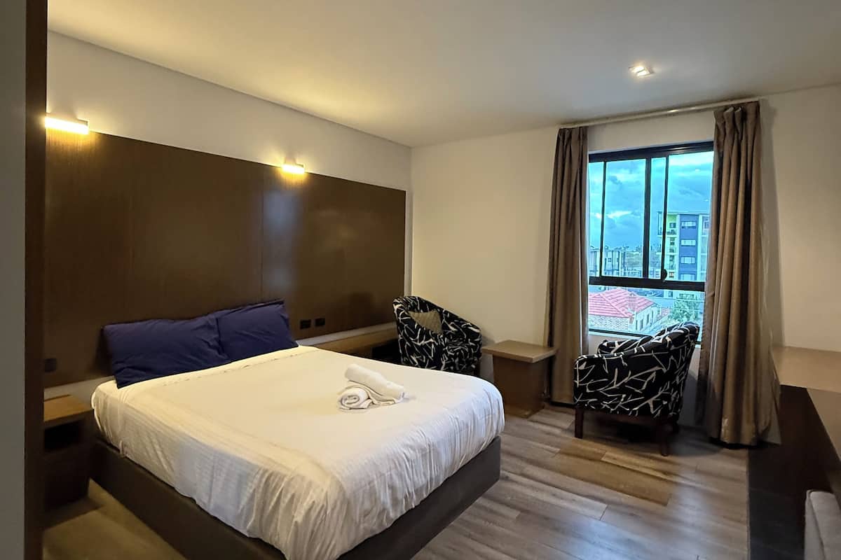 Deluxe tweepersoonskamer | 1 slaapkamer, Tempur Pedic-bedden, een bureau, een laptopwerkplek