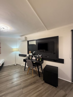 1 bedroom, Tempur-Pedic beds, desk, laptop workspace