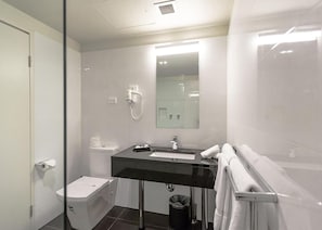 Douche, articles de toilette gratuits, sèche-cheveux