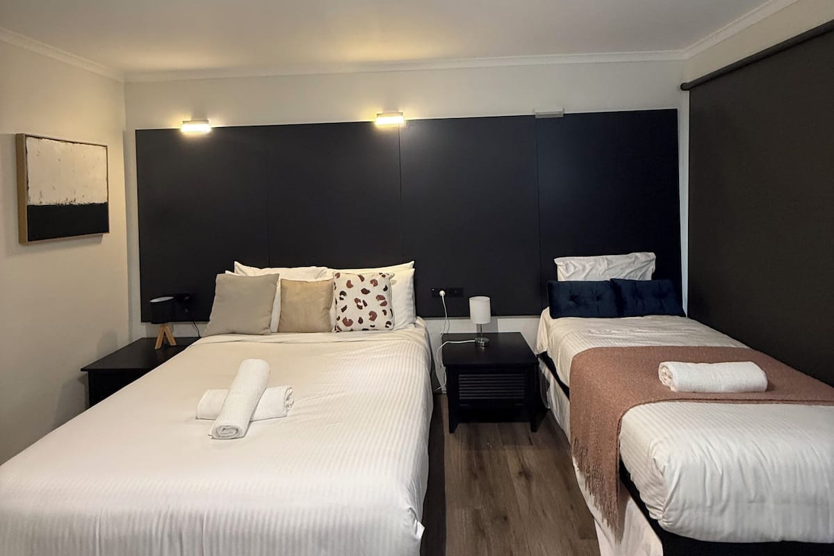 1 bedroom, Tempur-Pedic beds, desk, laptop workspace