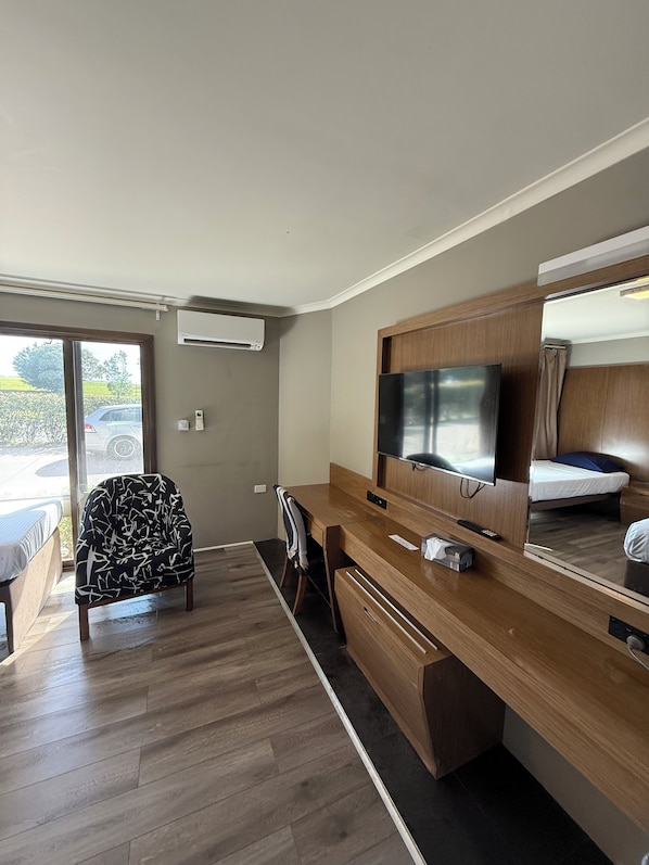 1 bedroom, Tempur-Pedic beds, desk, laptop workspace