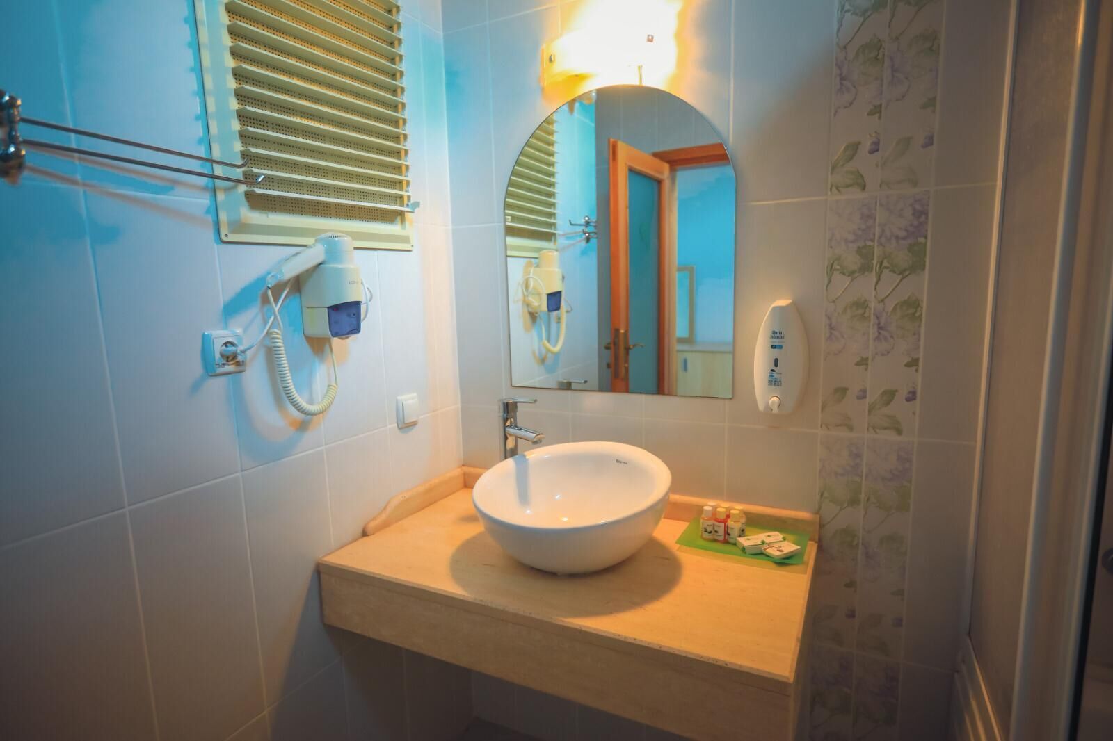 standard triple room | bathroom | combined shower/bathtub, deep-soaking bathtub, eco-friendly toiletries