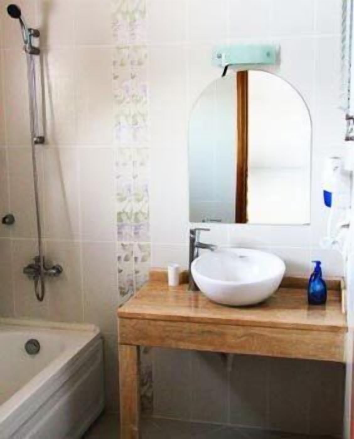 combined shower/bathtub, deep-soaking bathtub, eco-friendly toiletries