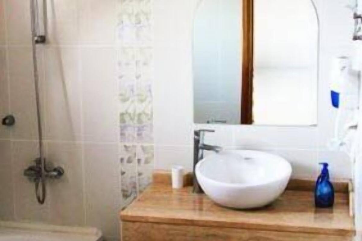 combined shower/bathtub, deep-soaking bathtub, eco-friendly toiletries