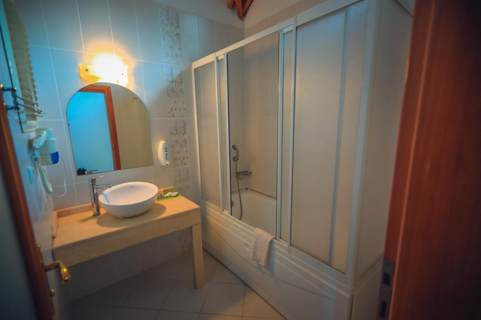 superior double room, terrace | bathroom | combined shower/bathtub, deep-soaking bathtub, eco-friendly toiletries