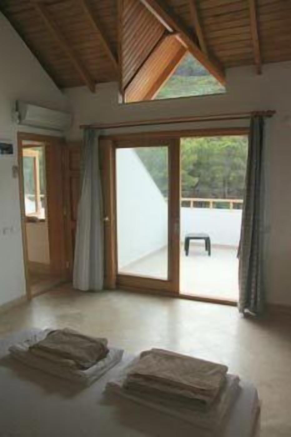 standard single room | minibar, in-room safe, desk, laptop workspace