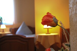 防过敏的被褥、羽绒被、加厚床垫、客房内保险箱