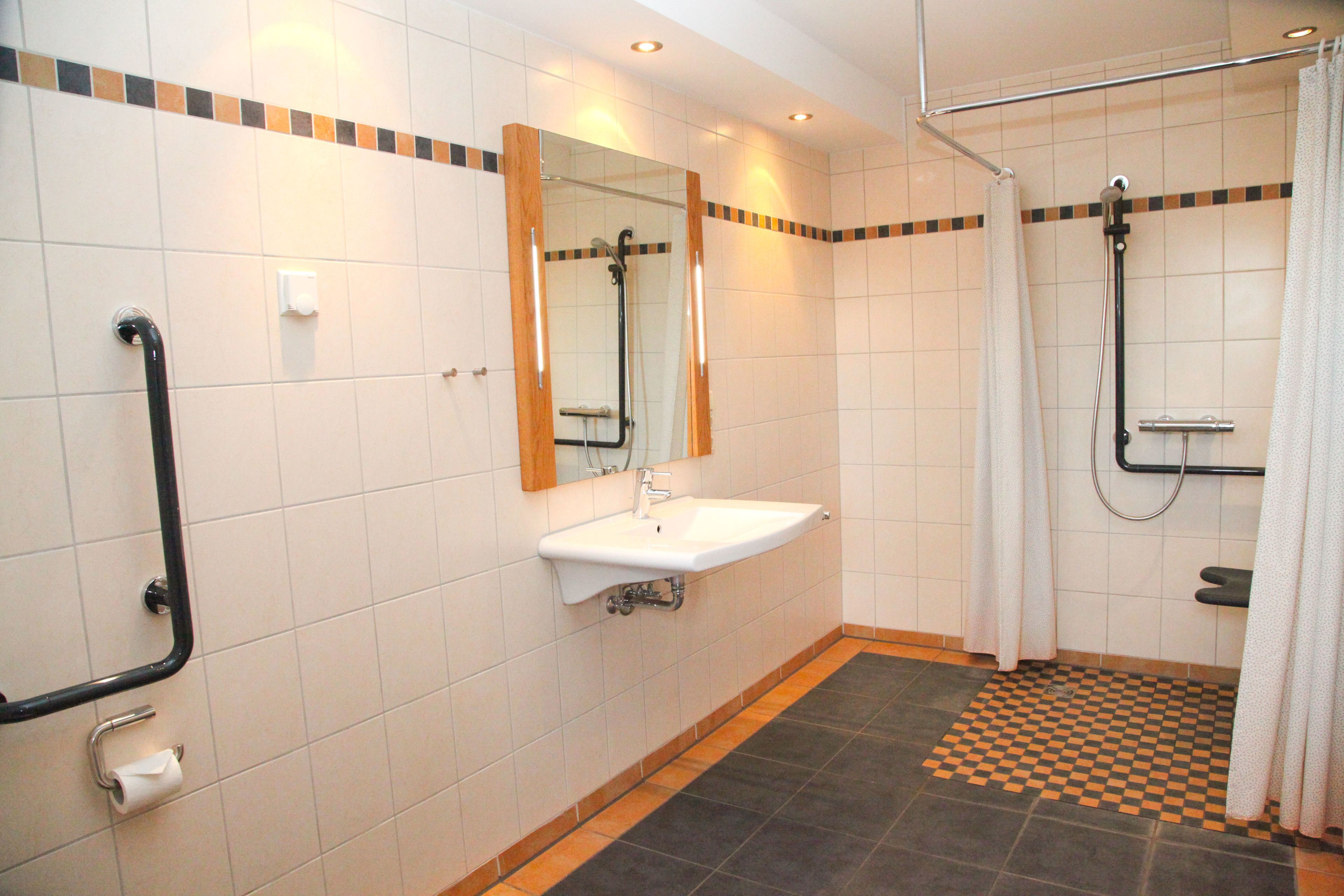 Dusche, Komfortbadewanne, kostenlose Toilettenartikel, Haartrockner