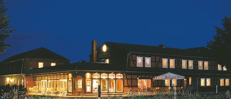 Overnatningsstedets facade – aften/nat