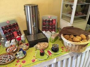 Daily buffet breakfast for a fee - Das Wolfshotel am Arendsee (Arendsee)