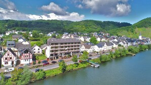 Une ville riveraine aux bâtiments traditionnels, avec un pont et une église.