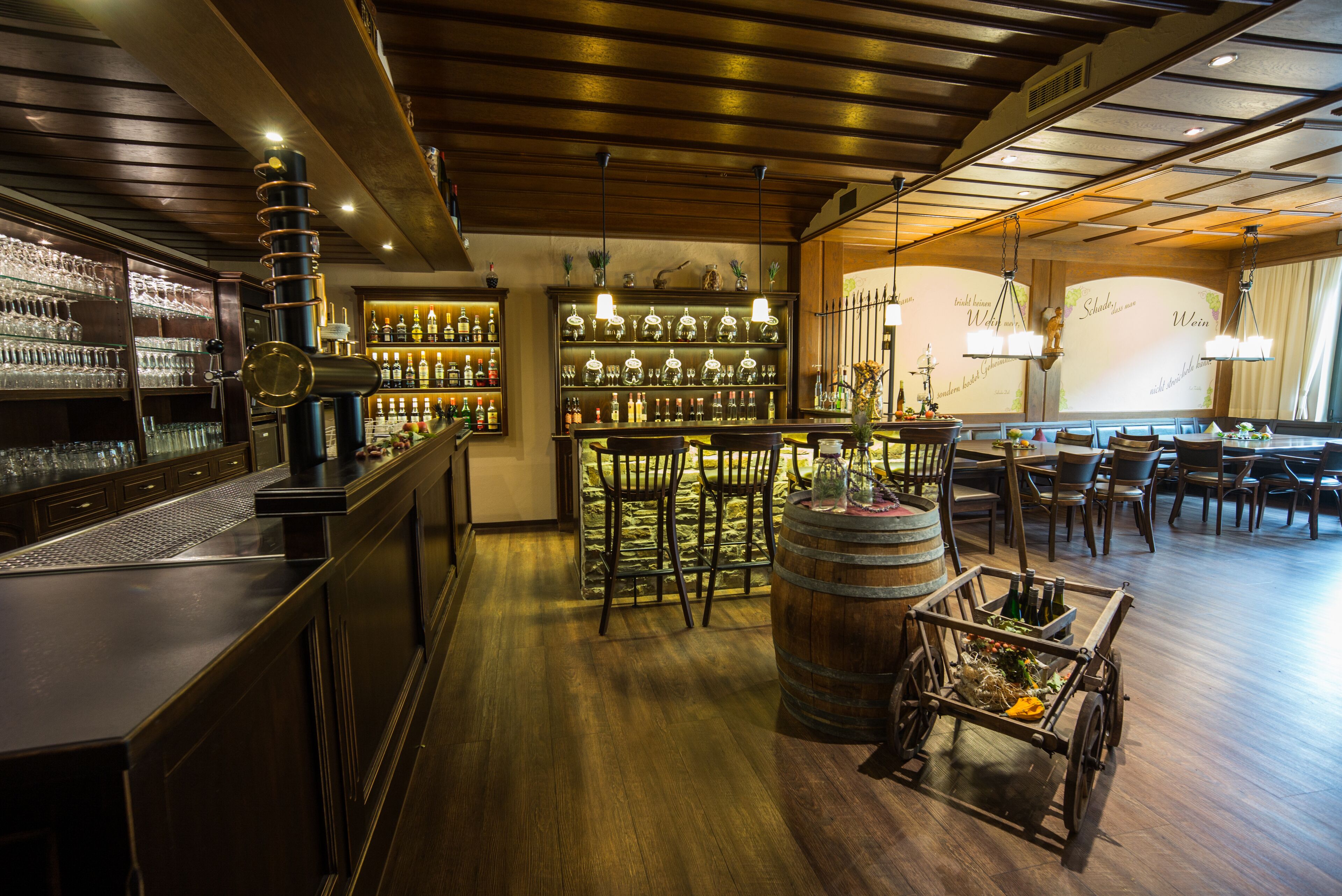 3 restaurantes, com serviço de almoço e jantar; culinária alemã