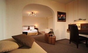 Premium bedding, in-room safe, desk, blackout drapes