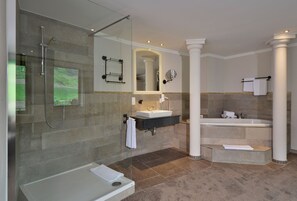 Shower, hair dryer, towels - Hotel Lellmann (Loef)