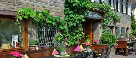 3 restaurants, servant le dĂźner et le souper; cuisine allemande