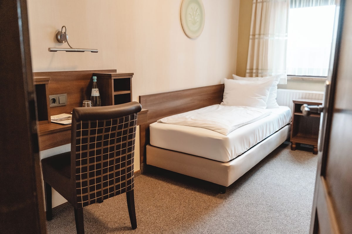 Klassieke eenpersoonskamer | Luxe beddengoed, een kluis op de kamer, een bureau