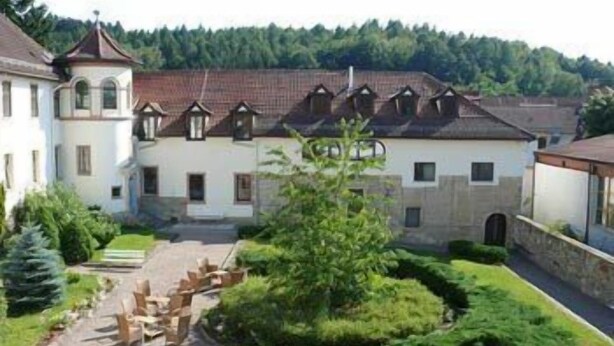 A large building with multiple windows and a central courtyard. - Fröbelhof (Bad Liebenstein)