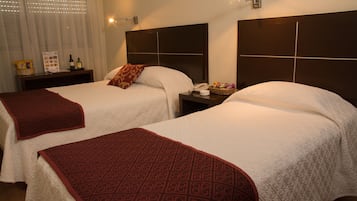 Habitación triple (Habitacion Doble más cama) | Minibar, escritorio, espacio para trabajar con laptop y insonorización