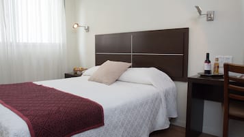 Minibar, escritorio, espacio para trabajar con un portátil