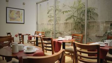 Desayuno bufé gratuito y diario