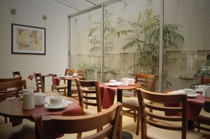 Desayuno bufé gratuito y diario