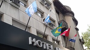 Un letrero de hotel con banderas de Argentina, Brasil y Uruguay.