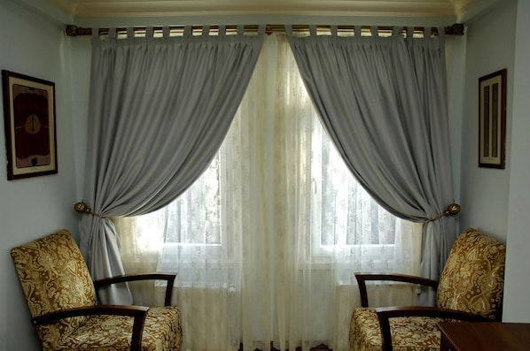 أغطية فراش متميزة وميني بار وخزنة داخل الغرفة ومكتب