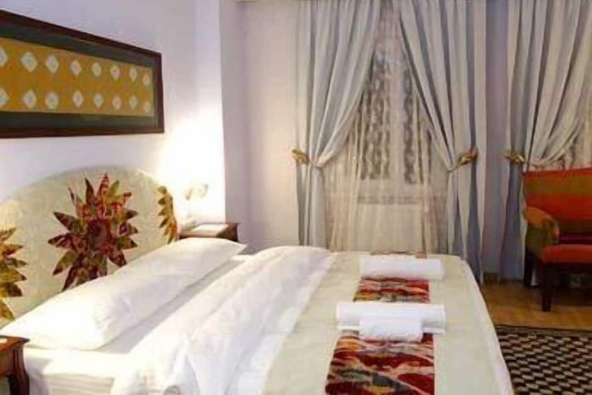 Double or Twin Room, 1 King Bed | Premium bedding, minibar, in-room safe, desk