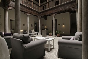 Lobby sitting area - Shine Albayzín Hotel (Granada)