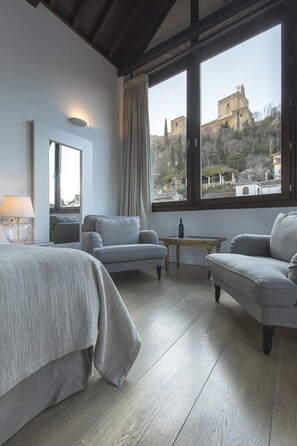 Suíte (Alhambra View) | Roupas de cama premium, edredons de pluma, escrivaninha