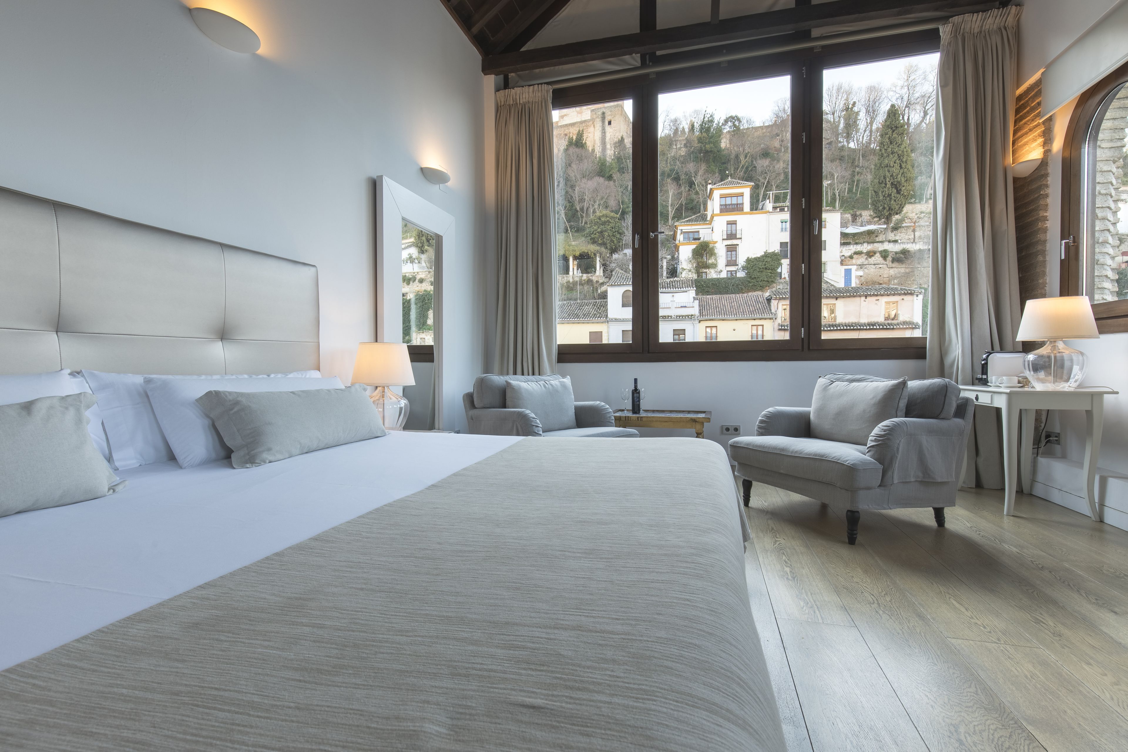 套房 (Alhambra View) | 高档床上用品、羽绒被、办公桌、笔记本电脑工作区