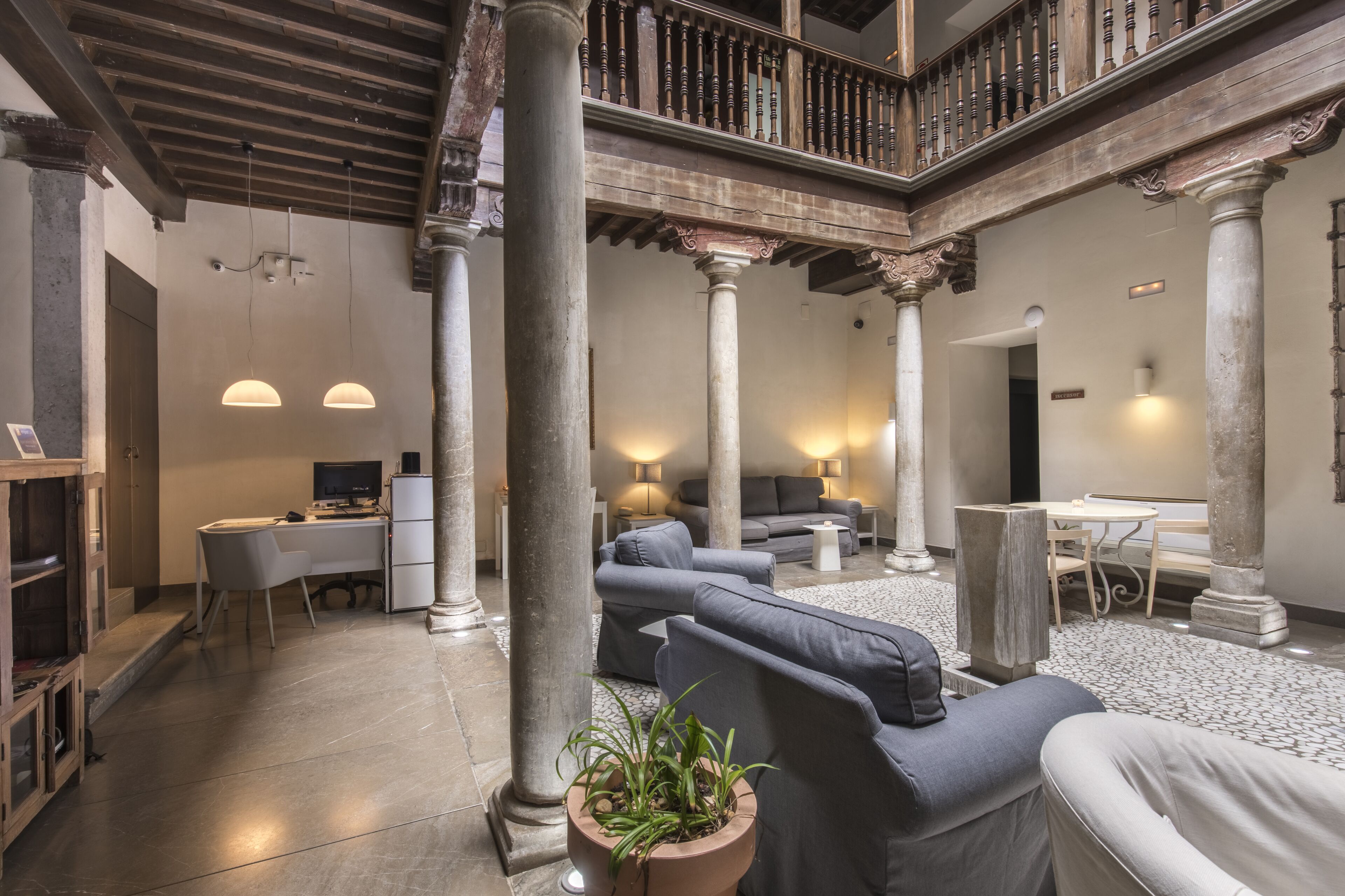 Amplia sala de estar con techo alto, un balcón y una distribución moderna de asientos.