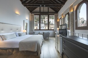 Suite (Alhambra View) | Biancheria da letto di alta qualità, copriletto in piuma, una scrivania