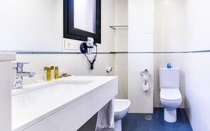 Free toiletries, hair dryer, towels - Monjas Del Carmen Hotel (Granada)