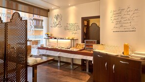 Petit déjeuner buffet (15 EUR par personne)