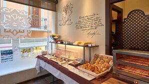 En buffetopstilling med forskellige retter og et brødudsyn.