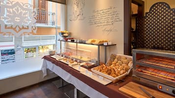 Desayuno buffet diario (EUR 15 por persona)