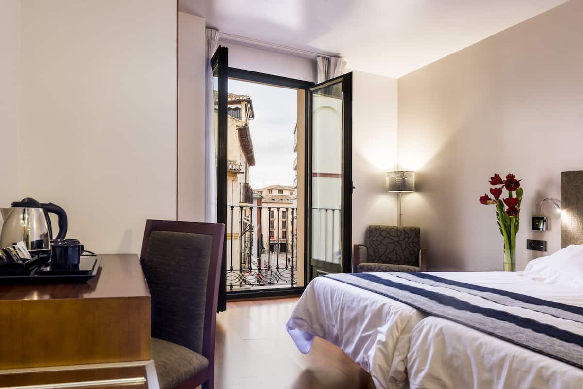 Dundyner, minibar, safe på rommet og skrivebord