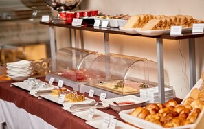 Frokostbuffé hver dag (mot et tillegg)