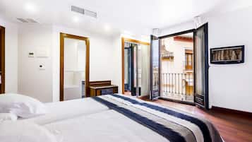 Cubrecamas, minibar, caja de seguridad en la habitación y escritorio