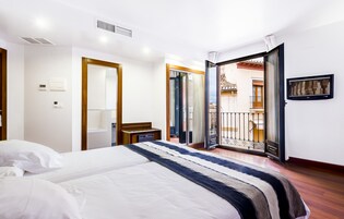 Cubrecamas, minibar, caja de seguridad en la habitación y escritorio 