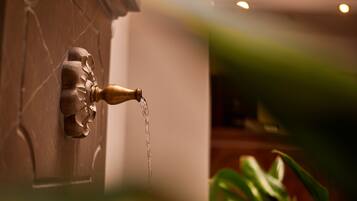 Un grifo de agua instalado en la pared, con agua fluyendo.
