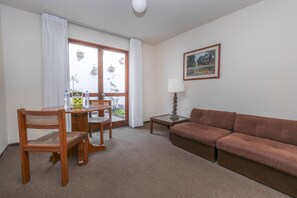 高级双人房 | 起居区 | 26-英寸电视（配备有线频道）