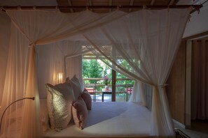 Villa Ibo | Egyptian cotton sheets, premium bedding, minibar, in-room safe - Etnia Casa Hotel (Porto Seguro)