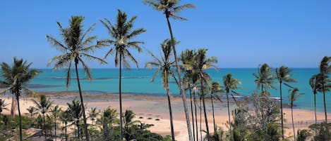 Privatstrand in der Nähe, weißer Sandstrand, Strandtücher