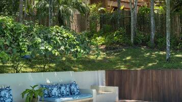 Utomhuspool och solstolar