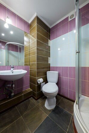 Standardenkeltværelse | Badeværelse | Bruser, brusehoved med spredningseffekt, gratis toiletartikler