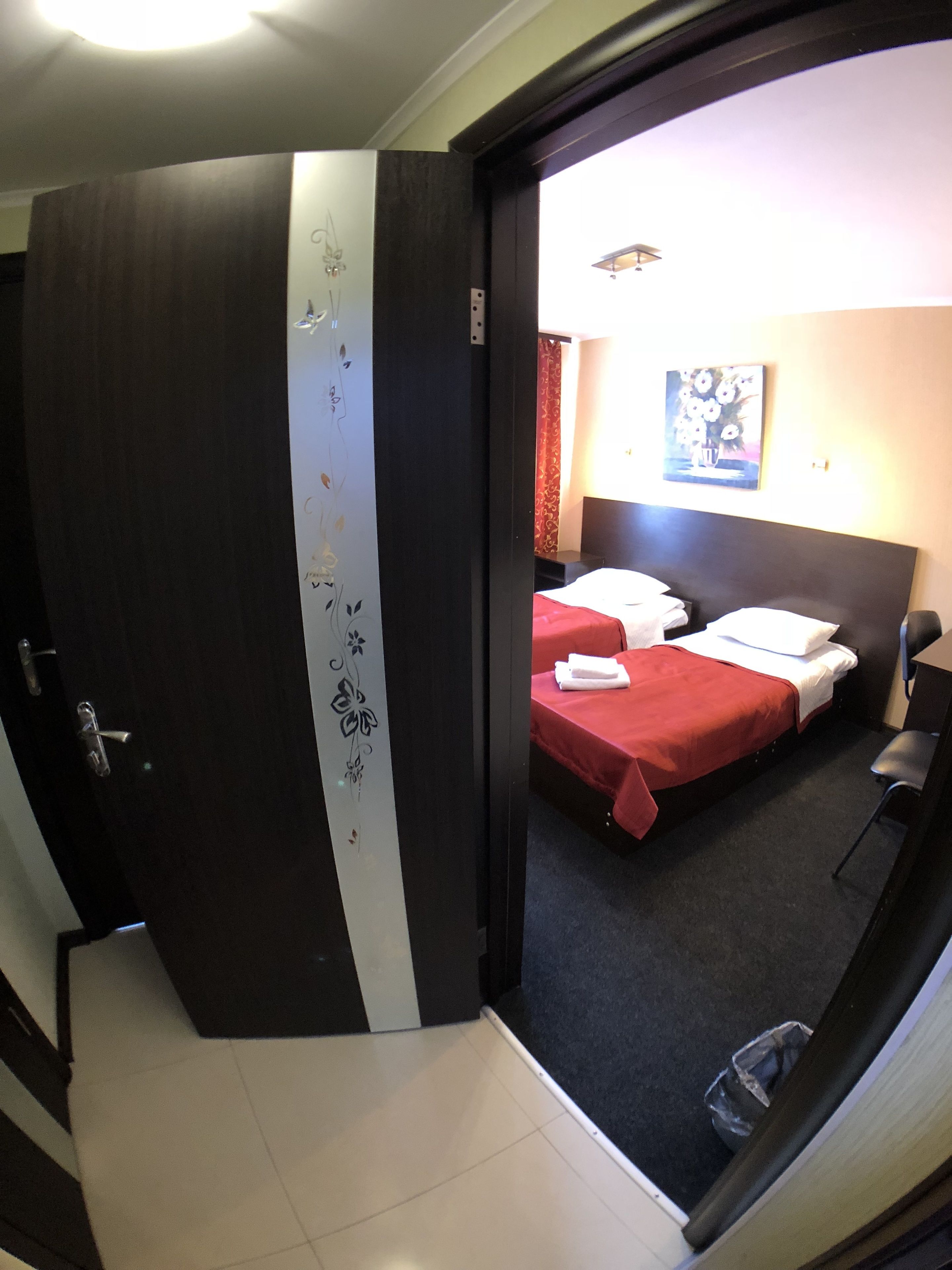 Quarto de hotel com uma cama, uma mesa e uma cadeira.